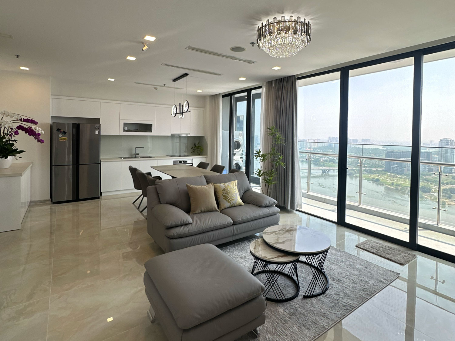 Căn hộ Vinhomes Golden River cho thuê view vòng cung 180 độ ngoạn mục